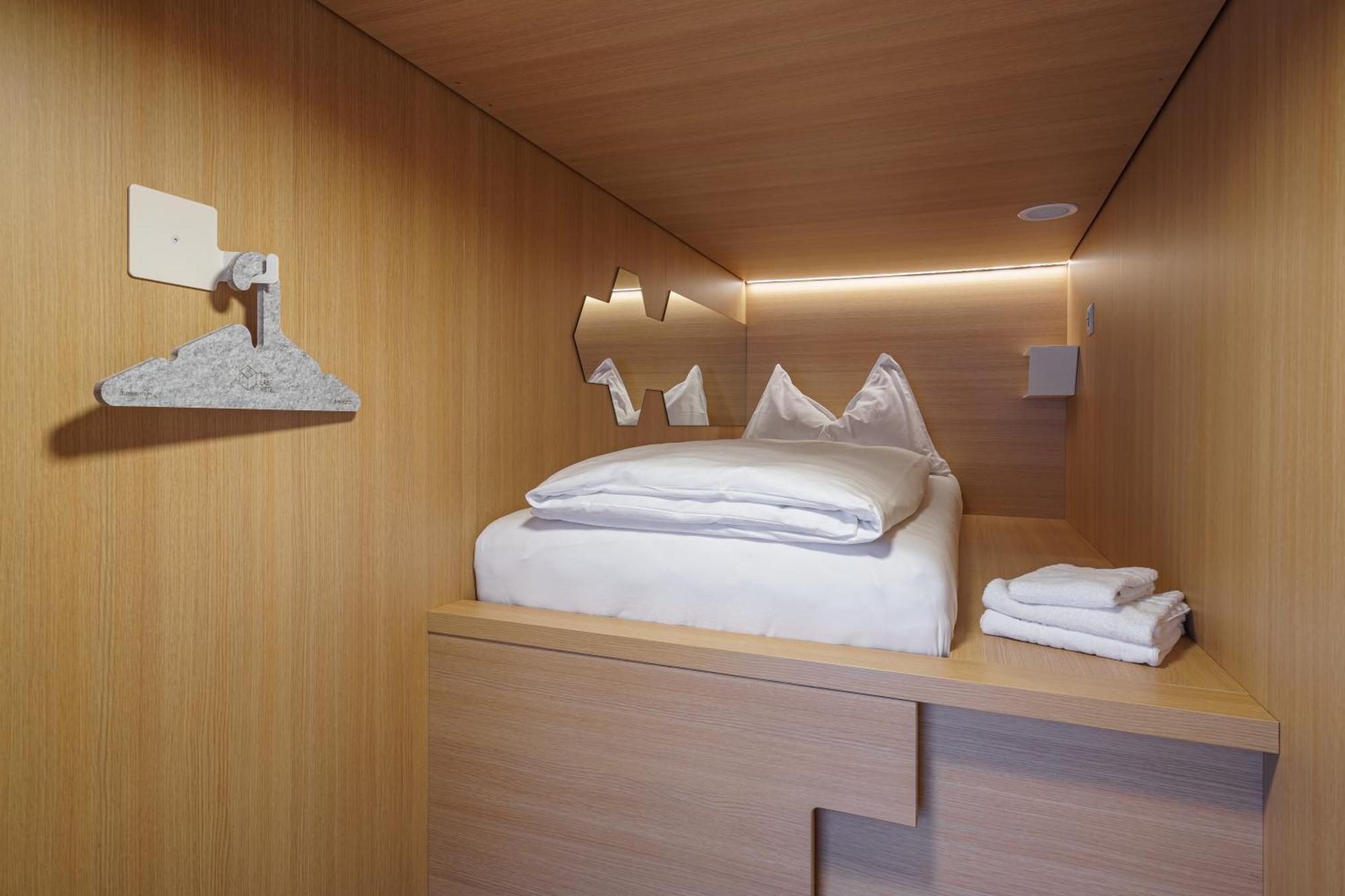 The Lab Capsule Hotell Thun Exteriör bild