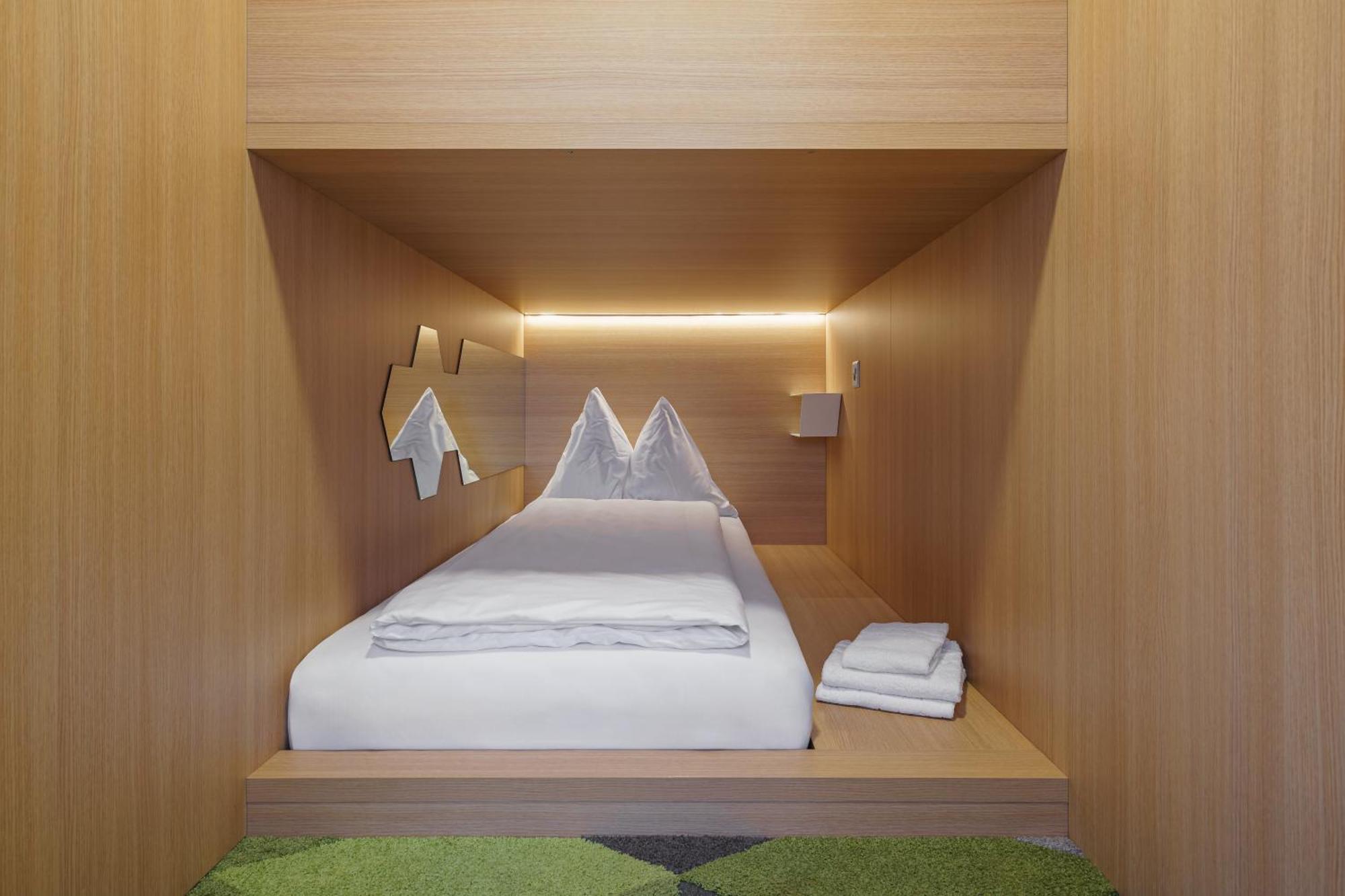 The Lab Capsule Hotell Thun Exteriör bild